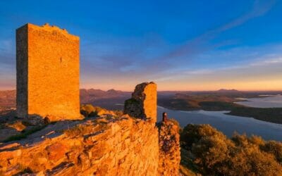 Geheimtipp unter den Jakobswegen – nur 2% aller Jakobspilger gehen diesen Weg ★ über 1.000 Kilometer Länge verteilt auf vier Jahre ★ Tagesetappen im ersten Jahr zwischen 14 und 28 km (Details siehe Reiseverlauf) ★ preisgekrönte Restaurants und außergewöhnliche Unterkünfte ★ Erholung müder Knochen in uralten, römischen Thermen ★ weltweit einzigartige Weine ★ Ihr Reiseleiter ist der Fotograf und Reisejournalist André Schumacher