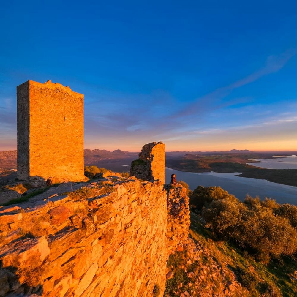 Geheimtipp unter den Jakobswegen – nur 2% aller Jakobspilger gehen diesen Weg ★ über 1.000 Kilometer Länge verteilt auf vier Jahre ★ Tagesetappen im ersten Jahr zwischen 14 und 28 km (Details siehe Reiseverlauf) ★ preisgekrönte Restaurants und außergewöhnliche Unterkünfte ★ Erholung müder Knochen in uralten, römischen Thermen ★ weltweit einzigartige Weine ★ Ihr Reiseleiter ist der Fotograf und Reisejournalist André Schumacher